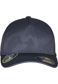 Marineblå baseballcap med strukturert stoff, som har en strukturert front, buet skygge og Flexfit-merke. Diskret geometrisk mønster på overflaten.