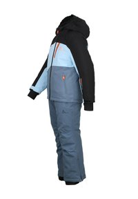 Combinaison de ski noire, bleu clair et gris foncé. Comprend une capuche, des poches zippées et des poignets de pantalon zippés. Fabriquée à partir d'un matériau résistant aux intempéries.