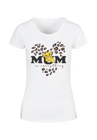 Balta medvilninė marškinėliai su juodu tekstu „MAMA yra viskas“, vaizduojančiu karikatūrinį liūtą ir širdies formos leopardų dėmėtą raštą.