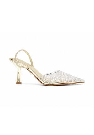 Chaussure à talon haut dorée avec bride arrière et bout pointu, décorée de perles blanches et de petits strass sur la surface supérieure.