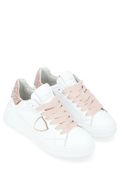 Sneakers in pelle bianca con accento intrecciato rosa sul tallone, dotati di spesse stringhe rosa, punta arrotondata e dettagli testurizzati sul tallone.