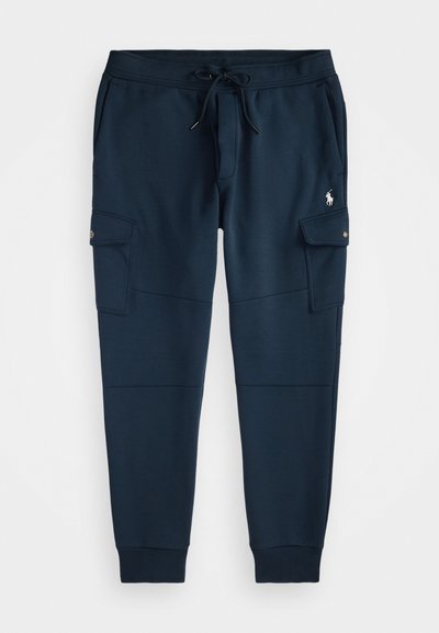 Pantaloni jogger cargo de culoare bleumarin cu talie ajustabilă prin șnur, buzunare laterale cu clapetă și nasturi, manșete ribbate și un mic logo brodat alb pe coapsă.