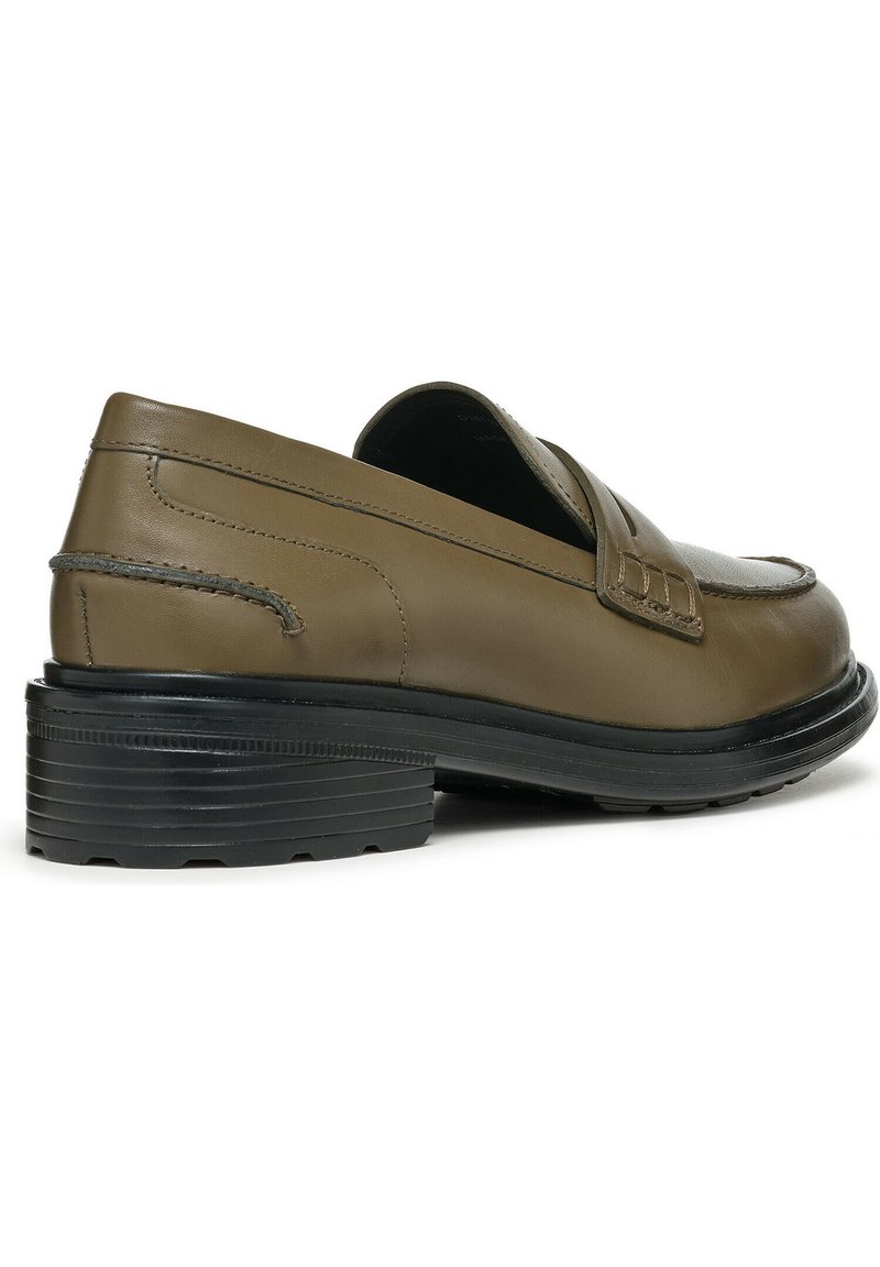 Braune Lederloafers mit gestepptem Nahtdetail und einer schwarzen Gummisohle. Das Design zeichnet sich durch einen klassischen Mokassinstil mit einer eleganten Silhouette aus.