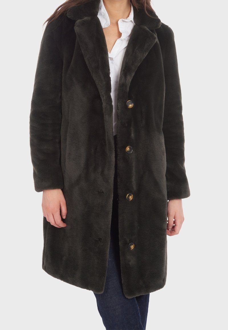 Mörkgrön konstpälsjacka med notched krage, knapplåsförsedd framsida, långa ärmar och en mjuk textur. Har guldfärgade knappar och en lös passform.