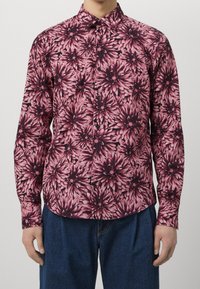 Button-up Hemd mit floralem Muster in rosa und dunkelvioletten Farbtönen. Hergestellt aus einem leichten Stoff mit klassischem Kragen und Knopfleiste.