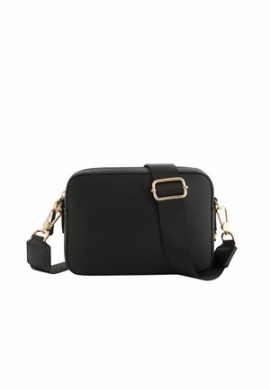 Czarna prostokątna torba na ramię z regulowanym paskiem i złotymi elementami metalowymi na białym tle.