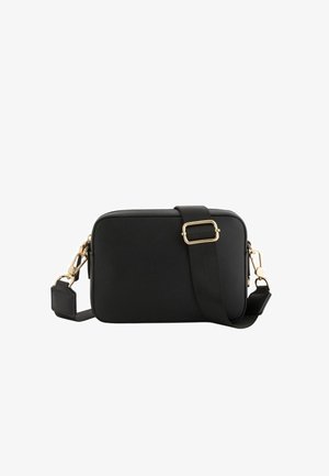 Bolso bandolera rectangular negro con correa ajustable y herrajes de metal dorado sobre fondo blanco.