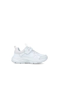 Zapatillas deportivas blancas con parte superior de malla, cuello acolchado y correa de velcro ajustable. Cuenta con una suela texturizada y acentos perforados.