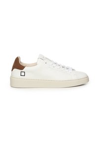 Sneaker in pelle bianca con un accento marrone sul tallone, suola spessa color crema e lacci bianchi. Presenta un dettaglio logo quadrato sul lato.