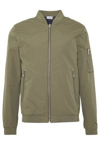 Bomber w kolorze oliwkowym, wykonany z lekkiego materiału, z zamkiem błyskawicznym z przodu, dwoma bocznymi kieszeniami i kieszenią na zamku na lewym ramieniu.