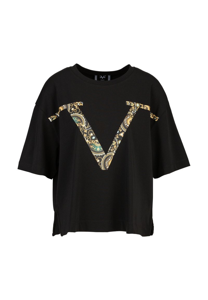 Zwarte oversized T-shirt met een groot gouden en groene patroon van een "V" ontwerp, korte mouwen en zijsplitten voor extra detail.