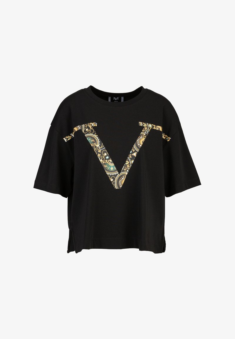 Zwarte oversized T-shirt met een groot gouden en groene patroon van een "V" ontwerp, korte mouwen en zijsplitten voor extra detail.