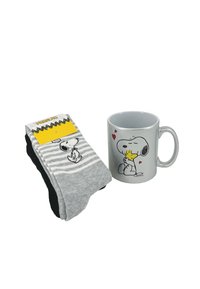 Graue Baumwollsocken mit schwarzen Streifen und einem Snoopy-Motiv, kombiniert mit einer grauen Keramiktasse, die Illustrationen von Snoopy und Woodstock zeigt.