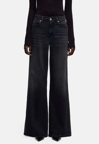 Zwarte denim spijkerbroeken met wijde pijpen, een hoge taille, een klassiek ontwerp met vijf zakken en een nette afwerking zonder slijtage of versieringen.