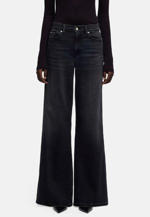 Jeans in denim nero a gamba larga con vita alta, design classico a cinque tasche e finitura pulita senza strappi o decorazioni.