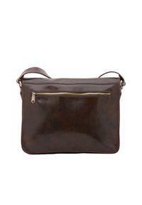 Borsa a tracolla in pelle marrone con texture liscia, forma rettangolare e tasca frontale con zip. Caratterizzata da una singola tracolla regolabile.