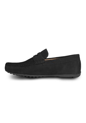 Czarny zamszowy loafer z mokasynowym noskiem i gumową podeszwą, widoczny z boku na jednolitym białym tle.