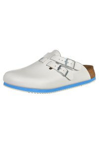 Weiße Lederclogs mit doppelten silbernen Schnallen, blauer Gummisohle und Korkfußbett. Glatte Textur, abgerundete Zehenpartie und minimalistisches Design.