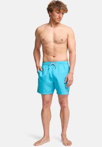 Ακουα μπλε μαγιό με ελαστική μέση, ρυθμίζομενο κορδόνι και πλάγιες τσέπες, κατασκευασμένα από ελαφρύ, γρήγορο υλικό που στεγνώνει.