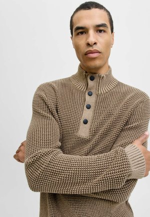 Brauner gestrickter Pullover mit hohem Kragen, vier schwarzen Knöpfen und strukturierten Mustern, gerippten Bündchen und tailliertem Schnitt.
