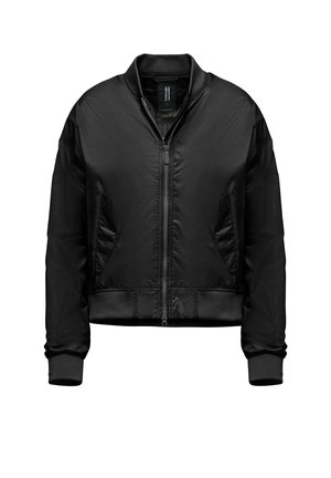 Giubbotto bomber nero con zip frontale, tasche laterali, polsini e orlo a coste, con una texture di tessuto liscia e lucida.