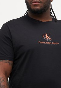 Calvin Klein Jeans PLUS SHADOW LOGO TEE - Marškinėliai su spaudiniu - black