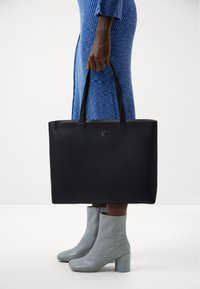 Calvin Klein Jeans MINIMAL MONOGRAM SLIM TOTE - Bevásárlótáska - black/shiny gunmetal