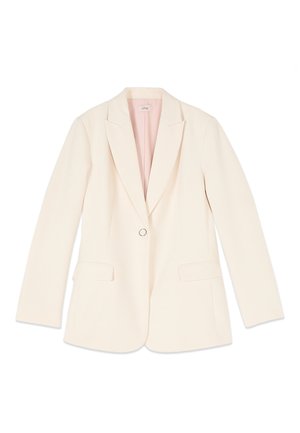 Blazer entallado color crema con un solo botón plateado, solapas con muesca, mangas largas y dos bolsillos delanteros con solapas.