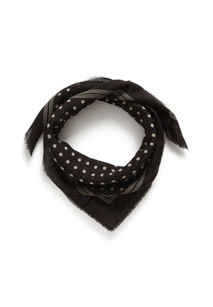 Écharpe noire à pois blancs avec bord rayé, pliée en forme circulaire lâche sur fond blanc.