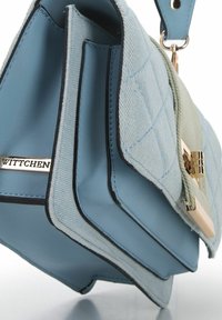 Borsa blu con texture trapuntata e dettagli verdi. Presenta hardware dorato, una forma strutturata e vari scomparti.