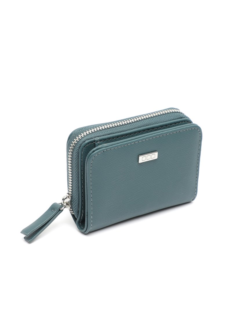 Portafoglio in pelle turchese con superficie texturizzata, chiusura con zip e rifiniture in argento. Presenta una cerniera laterale e una forma rettangolare compatta.
