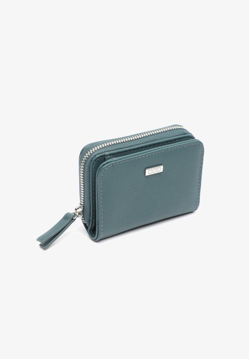 Portafoglio in pelle turchese con superficie texturizzata, chiusura con zip e rifiniture in argento. Presenta una cerniera laterale e una forma rettangolare compatta.