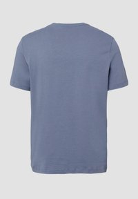 T-shirt z krótkim rękawem w jasnoniebieskim kolorze, wykonany z bawełny, z klasycznym dekoltem, o gładkiej fakturze i standardowym kroju. Brak wyraźnych akcentów czy wzorów.