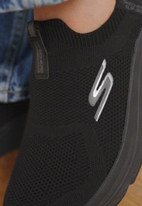 Skechers MAX CUSHIONING ELITE 2.0 - Tenisice - black