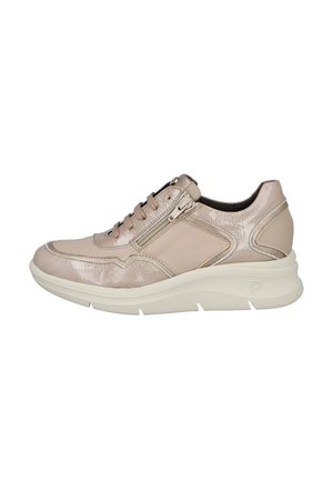 Zapatillas de cuero beige con brillo metálico, acentos texturizados y un diseño curvado. Presenta cordones y cremallera lateral para un fácil acceso.
