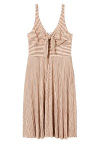 Vestido rosa claro hecho de una tela plisada, con un detalle de lazo en el frente y tirantes finos. El diseño incluye rayas verticales en toda la prenda.