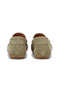 Olivgrüne Wildlederslipper mit einem Lederinnenfutter, Logo-Prägung auf der Ferse und einer braunen Gummisohle. Verfügt über gestickte Akzente im Obermaterial.