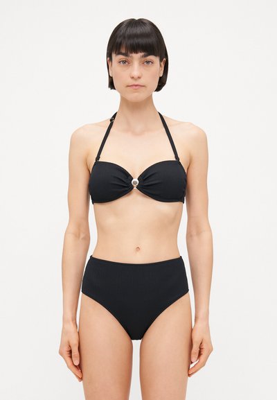 Set de bikini negru cu textură canelată; top bandeau cu un inel central argintiu; fundu înalt. Design simplu, fără modele.