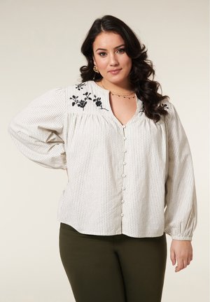Witte blouse met zwarte strepen, voorzien van bloemdecoraties op de schouders, knoopsluiting aan de voorkant en lang, geplooid mouw.