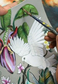 Handschildering op gestructureerd papier toont een witte vogel, levendige bloemen in roze en paars, en groene bladeren met fijne penseel details.