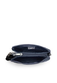 Blå tygplånbok med dragkedjestängning, med en texturerad utsida och pom-pom detalj. Två fack inuti för kort och mynt.