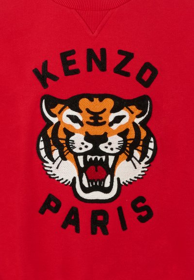 Felpa rossa con una grafica ricamata di una testa di tigre con dettagli neri e arancioni. "KENZO" e "PARIS" ricamati sopra e sotto la tigre.