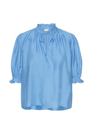 Bluză scurtă, de culoare albastru deschis, cu guler volanat, detaliu cu fundiță și mâneci strânse, având o textură moale și o croială lejeră.