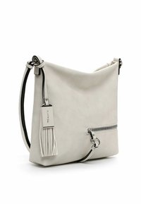 Lysegrå skuldertaske med en lynlåslomme foran, sort-accenteret justerbar rem og en dekorativ kvast-tag.