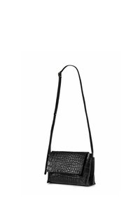 Czarna torebka na ramię ze skórzanym wzorem w kształcie krokodyla, z regulowanym cienkim paskiem i klapką zamykającą.