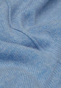 Weicher, leichter Stoff in einem hellblauen Farbton, mit einer Strickstruktur und subtilen Variationen sowie einer glatten Oberfläche. Ideal zum Überziehen.