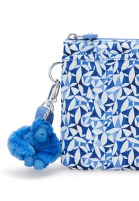Borsa blu con un motivo geometrico bianco. Include un portachiavi gorilla in pelliccia blu, hardware argentato e una parte superiore con zip.