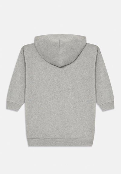 Grå hoodie lavet af blødt stof. Har lange ærmer, en centralt bageste søm, og et enkelt design uden synlige logoer.