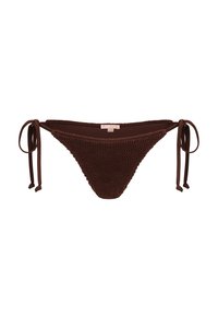 Slip da bagno all'uncinetto marrone con fianchi legati, caratterizzato da un design testurizzato e una forma triangolare. Nessun hardware o decorazioni aggiuntive.