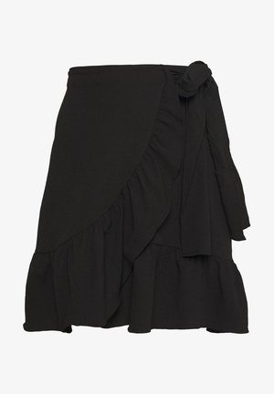 Černá zavinovací sukně vyrobená z měkkého materiálu, s volánkovým lemem a detailem na bočním zavázání. Design zahrnuje vrstvený vzhled.